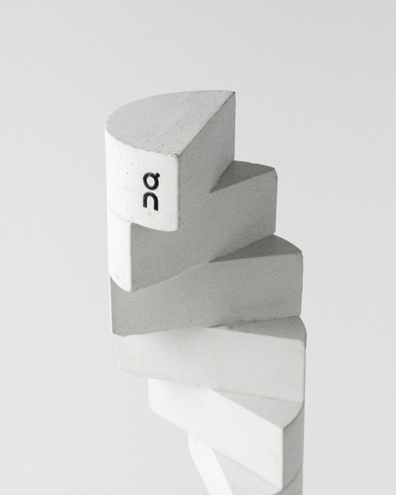 On Squad Race World Series 2026 trofee in beton met gerecycled rubber, gestapelde modulaire vorm 2