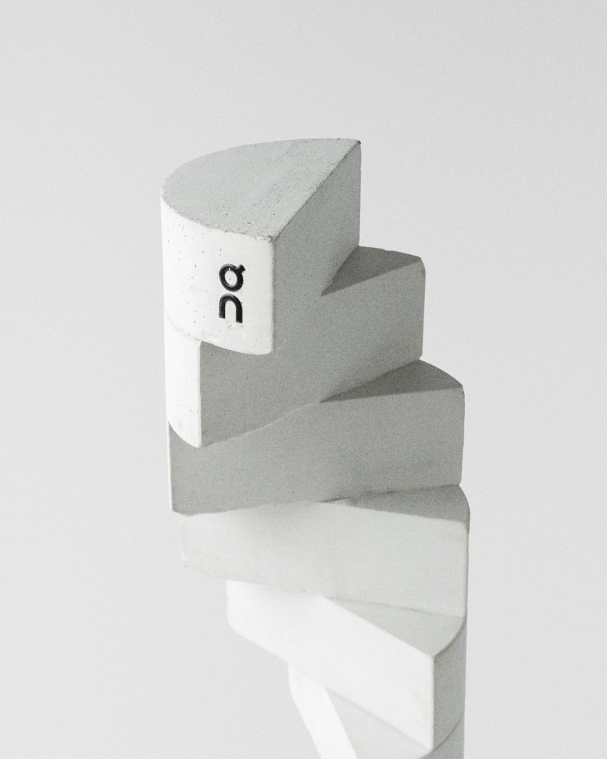 On Squad Race World Series 2026 trofee in beton met gerecycled rubber, gestapelde modulaire vorm
