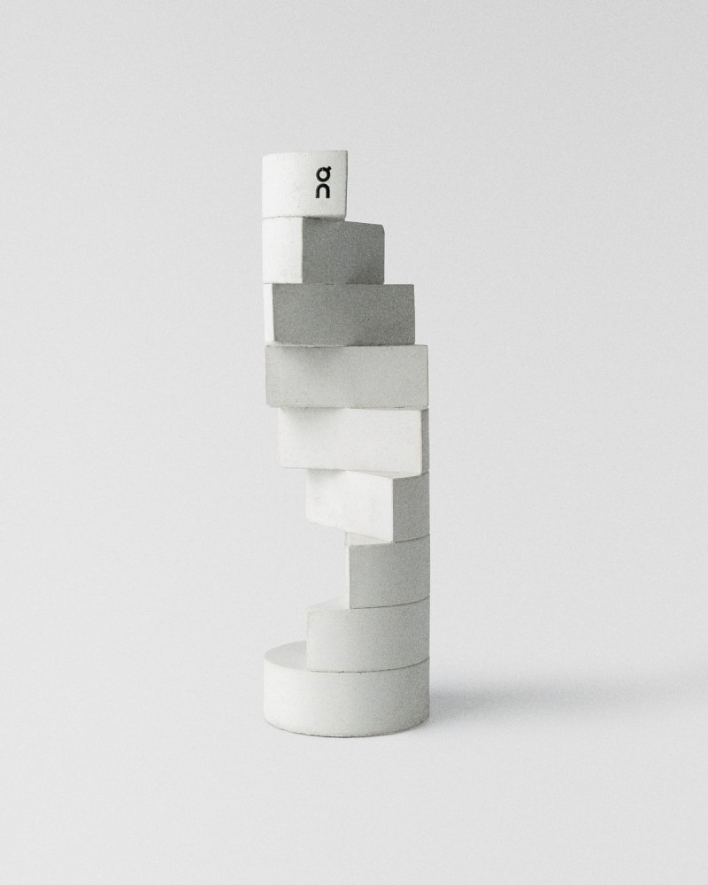 On Squad Race World Series 2026 trofee in beton met gerecycled rubber, gestapelde modulaire vorm