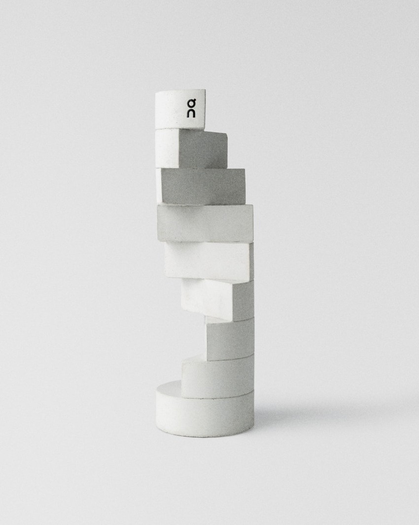 On Squad Race World Series 2026 trofee in beton met gerecycled rubber, gestapelde modulaire vorm