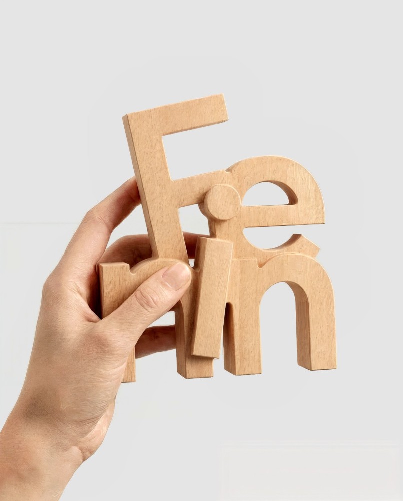 Trophée Fenin 2026 en bois de hêtre FSC avec typographie tridimensionnelle, conçu et fabriqué par fraisage CNC