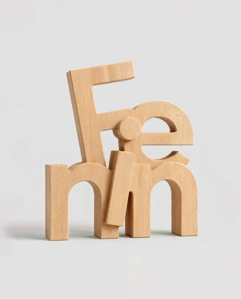 Trophée Fenin 2026 en bois de hêtre FSC avec typographie tridimensionnelle, conçu et fabriqué par fraisage CNC 2