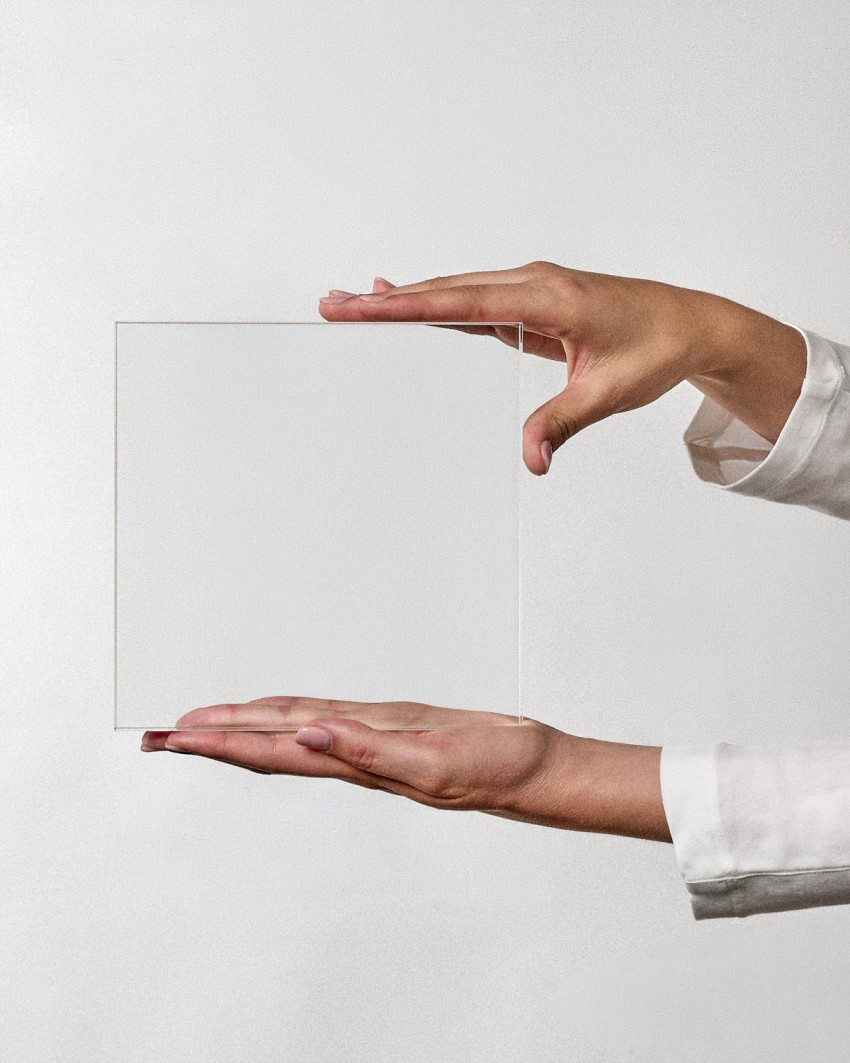 Acryl plaquette in VITRA MAXI-formaat om te personaliseren vastgehouden door model