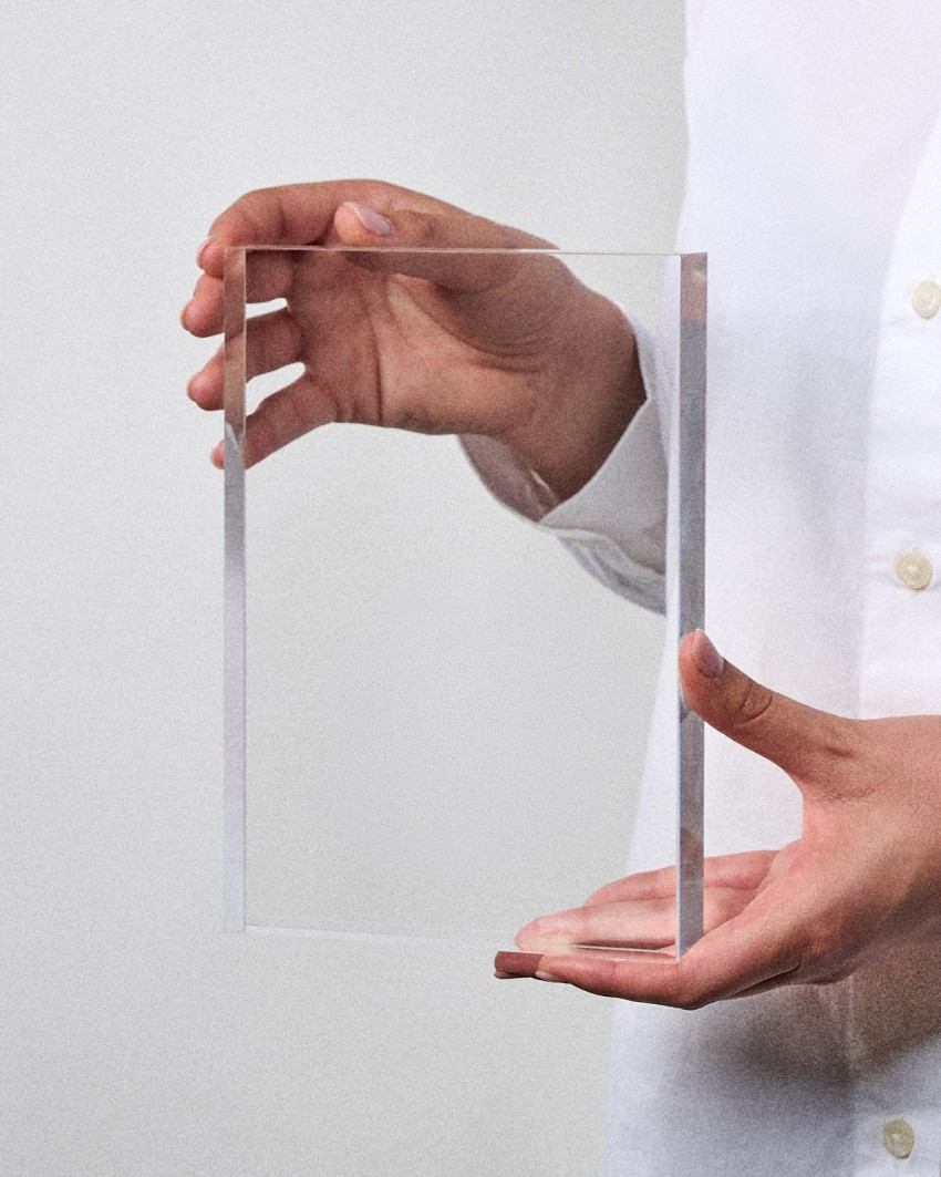 Acryl trofee in VITRA CUSTOM A5 rechthoekige Plaquette-formaat om te personaliseren vastgehouden door model Sustain Awards