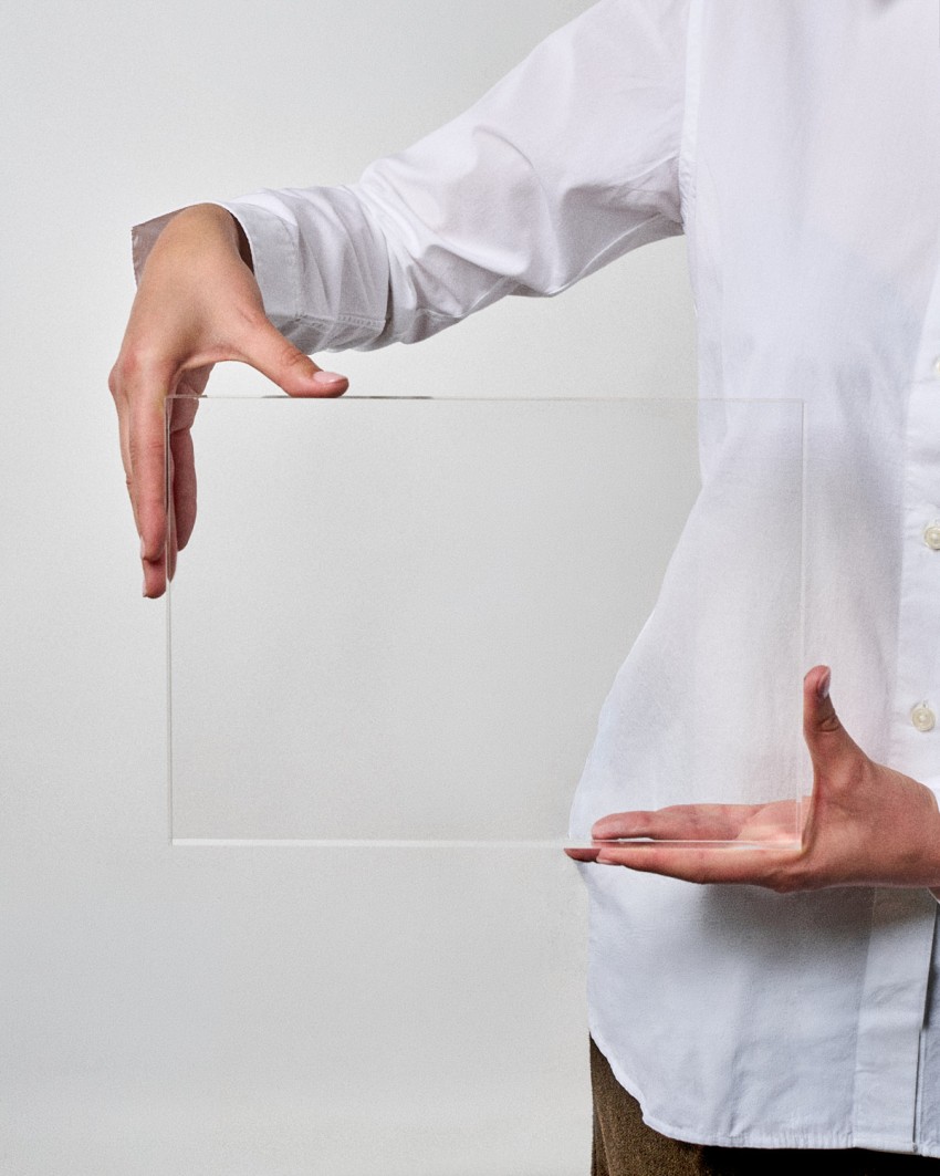 Acryl plaquette in rechthoekig VITRA CUSTOM A4-formaat om te personaliseren vastgehouden door model