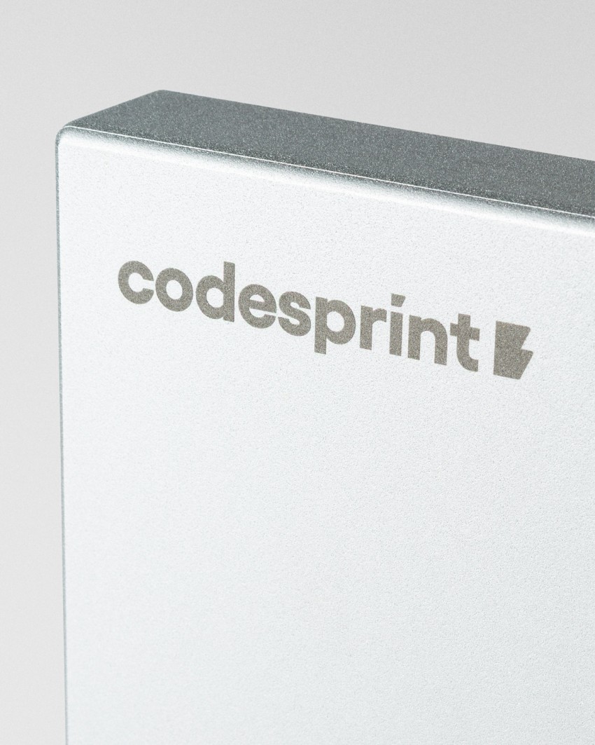 Detail van de lasergravering van de Codesprint Hackathon 2026-trofee Sustain Awards