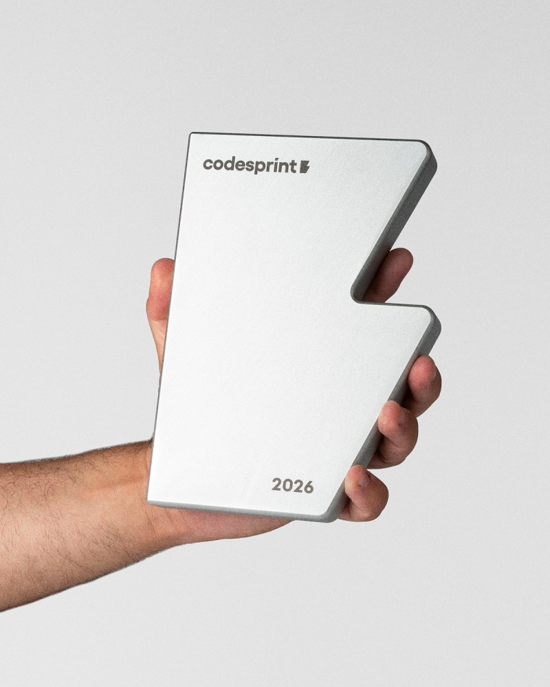 Trophée Codesprint Hackathon 2026 tenu par un modèle Sustain Awards
