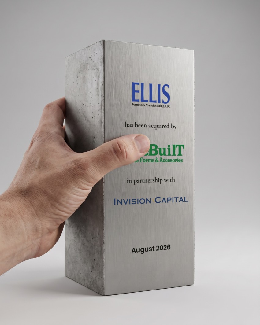 Trophée sur mesure Financial Tombstone - Invision Capital, 2026 : tenu d’une main