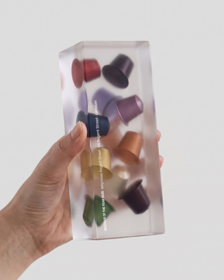 Nespresso-trofee, 2026 - Inclusie in Acryl, vastgehouden in de hand