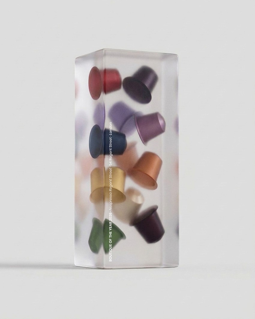 Nespresso-trofee, 2026 - Inclusie in Acryl, hoekaanzicht