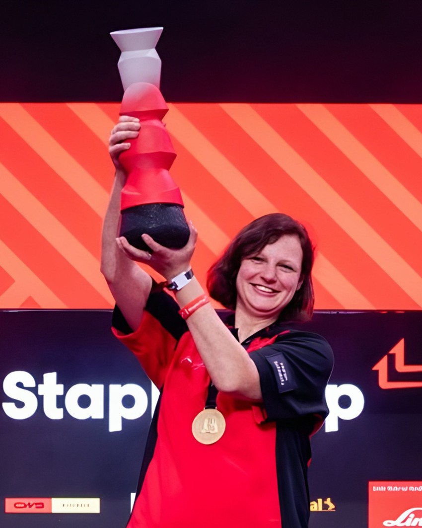 Op maat gemaakte StaplerCup-trofee, 2026 – kleurverloop van grijs naar rood op voet van gerecycled rubber