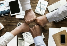 Hoe u een verkooptrofee kunt gebruiken om de verkoopmotivatie te versterken