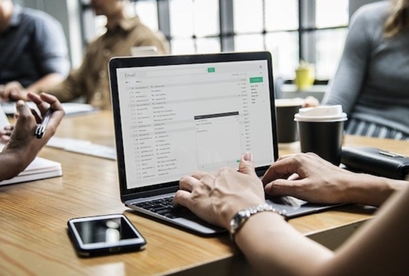 Comment la communication avec votre fournisseur de trophées façonne la conception et la livraison